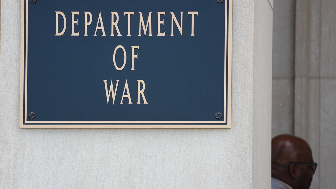 ARCHIV - Am Pentagon ist ein Schild mit der Aufschrift "Department of War" (Kriegsministerium) zu lesen. Foto: Kay Nietfeld/dpa 20260916084128410.jpg