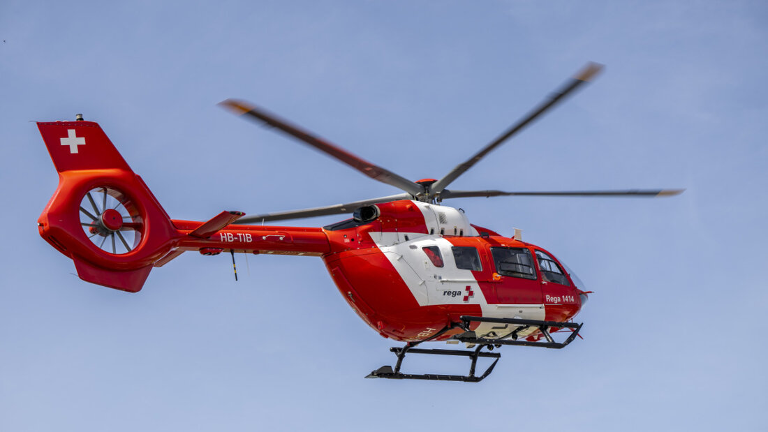 Die Rega flog den 52-jährigen Arbeiter in ein Spital. (Symbolbild) 20251024112714314.jpg