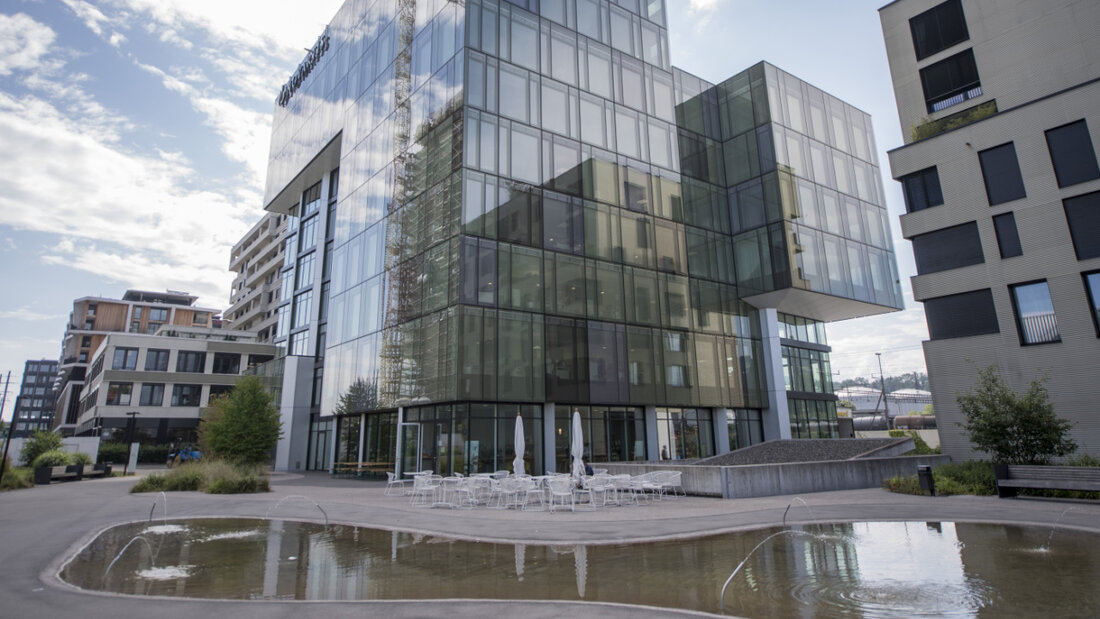 Alcon rechnet im laufenden Jahr mit einem Umsatz in Höhe von 10,3 bis 10,4 Milliarden Dollar und einer Marge von 19,5 bis 20,5 Prozent. (Archivbild vom Hauptsitz in Hünenberg im Kanton Zug) 20251111225506574.jpg