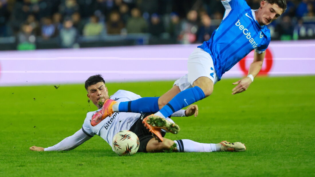 Keine Überflieger: Basels Flavius Daniliuc (li.) stoppt Robin Mirisola, am Ende Ende jubelt in Belgien aber der Gastgeber Genk 20251127230423593.jpg