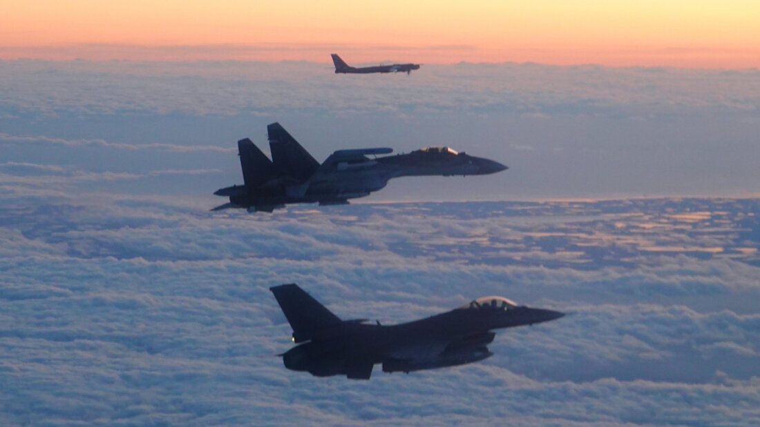 ARCHIV - Ein F-16 Fighting Falcon-Kampfflugzeug des North American Aerospace Defense Command (vorne) eskortiert ein russisches Su-35-Kampfflugzeug (M) und einen Tu-95 Bear-Bomber. Foto: Uncredited/Department of Defense/dpa - ACHTUNG: Nur zur redaktionellen Verwendung und nur mit vollständiger Nennung des vorstehenden Credits 20260519205255878.jpg