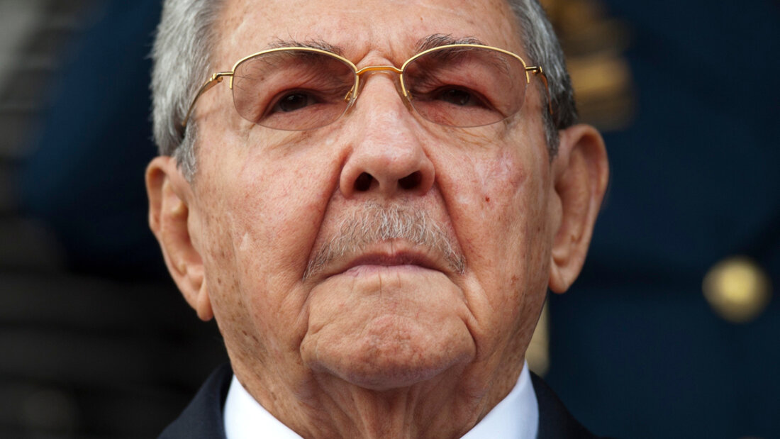 ARCHIV - Kubas damaliger Präsident Raul Castro hört die kubanische und die venezolanische Nationalhymne während seiner Begrüßungszeremonie im Präsidentenpalast Miraflores. Foto: Ariana Cubillos/AP/dpa (Archivbild) 20260520201453222.jpg