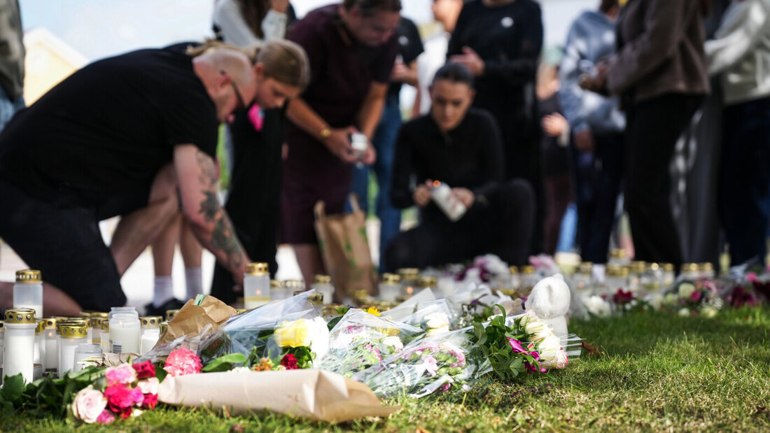 Am Tag nach dem Angriff mit einem Schwert an einer Schule in Fagersta, Schweden legen Menschen Blumen und Kerzen an einer provisorischen Gedenkstätte vor der Schule nieder. Foto: Magnus Lejhall/TT News Agency/AP/dpa 20260822143306448.jpg