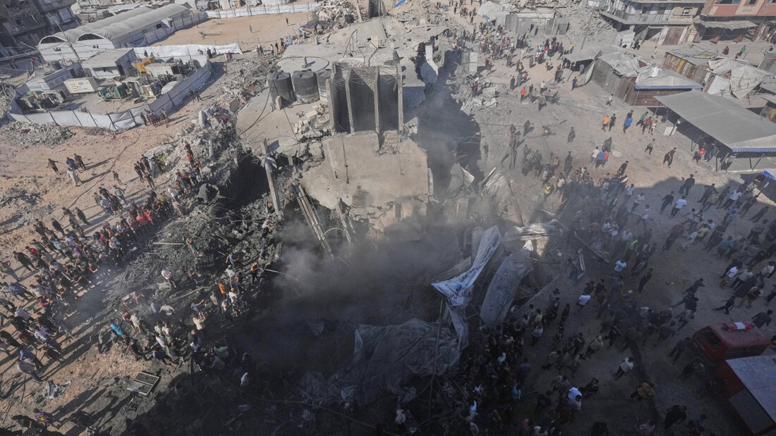 dpatopbilder - Palästinenser begutachten die Trümmer eines Gebäudes, das bei einem israelischen Luftangriff zerstört wurde. Foto: Jehad Alshrafi/AP/dpa 20260825194718482.jpg