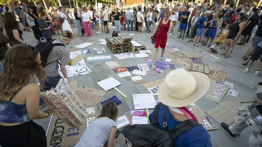 Bei einer Hausdurchsuchung im Aargauer Fall von sexualisierter Gewalt gegen Frauen ist die Staatsanwaltschaft auf weitere Datenträger gestossen. Im Bild: Solidaritätskundgebung für die Opfer in Untersiggenthal AG. (Archiv) 20260904103555537.jpg