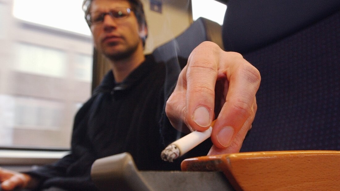 Mit der Zigarette im roten Raucherabteil - heute undenkbar. (Archivbild) 20251129090029914.jpg