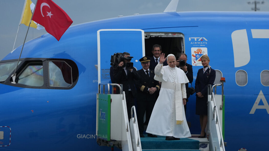 Papst Leo XIV. winkt, als er auf dem Atatürk-Flughafen in Istanbul ein Flugzeug nach Beirut besteigt. Foto: Dilara Acikgoz/AP/dpa 20251130145137591.jpg