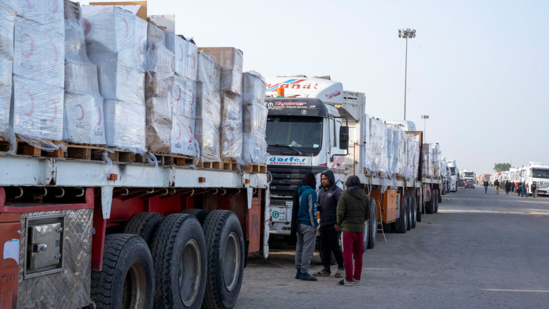 Lastwagen stehen am ägyptischen Tor des Grenzübergangs Rafah an, um von den israelischen Behörden kontrolliert zu werden, bevor sie in den Gazastreifen fahren. Foto: Mohammed Arafat/AP/dpa 20260201083530145.jpg