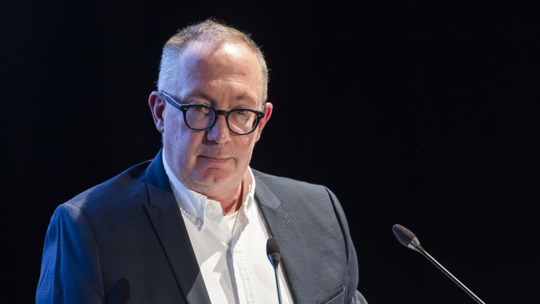 Gemeindepräsident Nicolas Féraud und weitere Mitglieder des Gemeinderates von Crans-Montana ergriffen am Dienstagabend an der Gemeindeversammlung das Wort. 20260616212958820.jpg