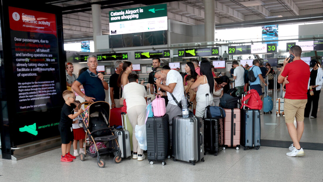 Passagiere am Flughafen von Catania. Foto: Davide Anastasi/LaPresse via ZUMA Press/dpa 20260813131445349.jpg