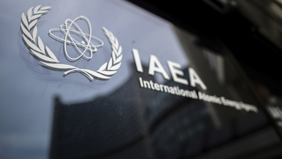 ARCHIV - Das Logo der Internationalen Atomenergiebehörde. Foto: Michael Gruber/AP/dpa 20260918181236020.jpg