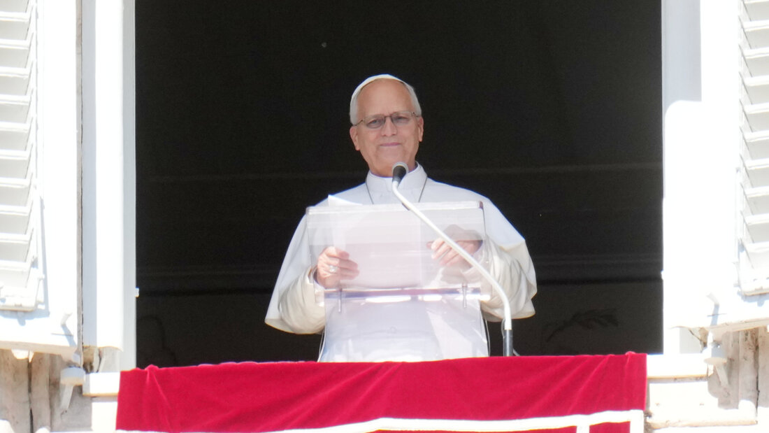 dpatopbilder - Papst Leo XIV. spricht auf dem Petersplatz im Vatikan das Angelusgebet. Foto: Gregorio Borgia/AP/dpa 20261012153234950.jpg