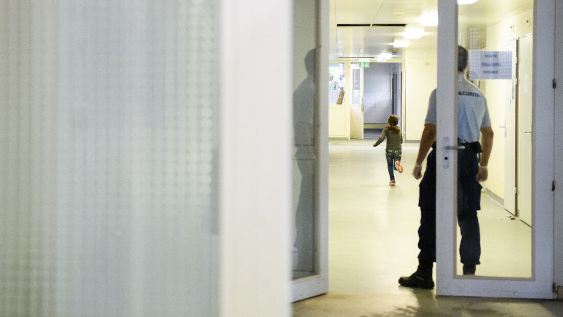 Mitarbeitende von privaten Sicherheitsfirmen werden im Kanton St. Gallen unter anderem in Zentren für Flüchtlinge eingesetzt. (Archivbild) 20250626100510338.jpg