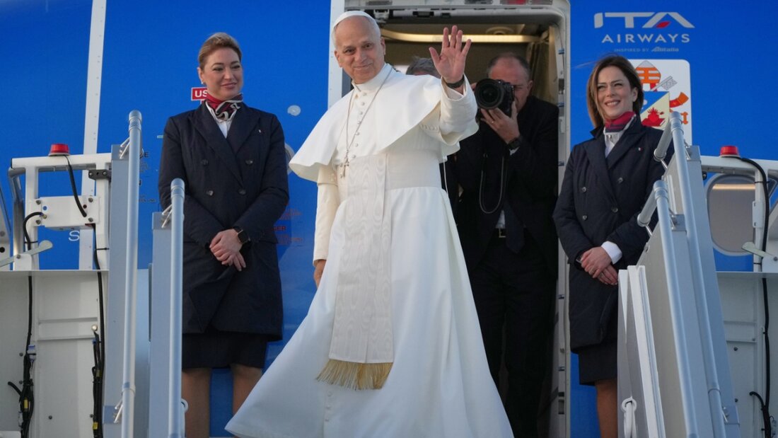 Papst Leo XIV. winkt, als er am Flughafen Fiumicino in ein Flugzeug steigt, das ihn zu einer sechstägigen Reise in die Türkei und den Libanon bringen soll. Foto: Alessandra Tarantino/AP/dpa 20251127091808290.jpg