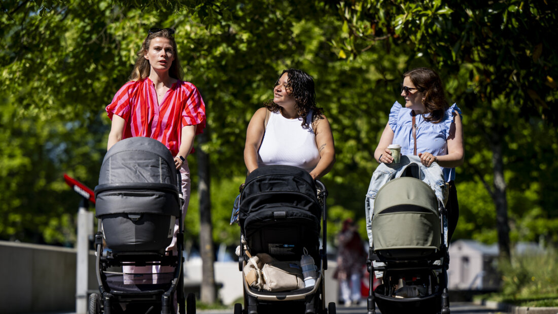 Mütter gehen gemeinsam spazieren, um die Isolation nach der Geburt zu durchbrechen. (Im Bild: Mütter auf dem Spaziergang in Lausanne, Archiv) 20260607110628318.jpg