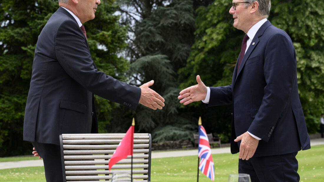 Bundespräsident Guy Parmelin und der britische Premierminister Keir Starmer (rechts) bekunden beide, ein umfassendes Freihandelsabkommen zwischen ihren beiden Ländern anzustreben. 20260616201718134.jpg