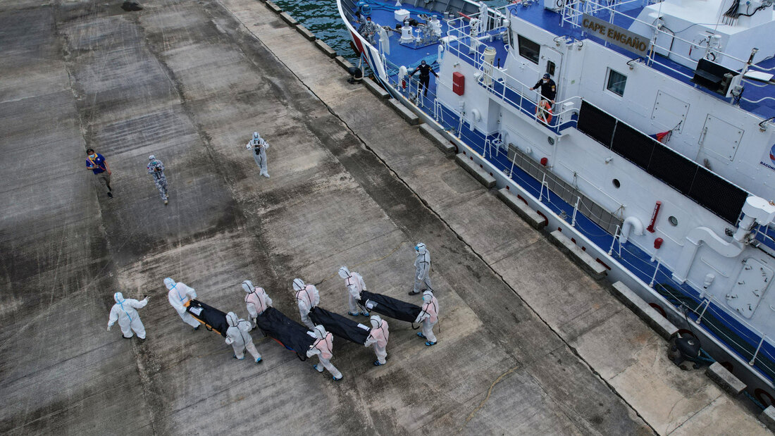 Rettungskräfte tragen die sterblichen Überreste der Opfer des jüngsten Brandes auf der Fähre «MV June Aster» von Bord eines Schiffes der philippinischen Küstenwache im Hafen von Borac in Coron. Foto: Aaron Favila/AP/dpa 20260912173024196.jpg