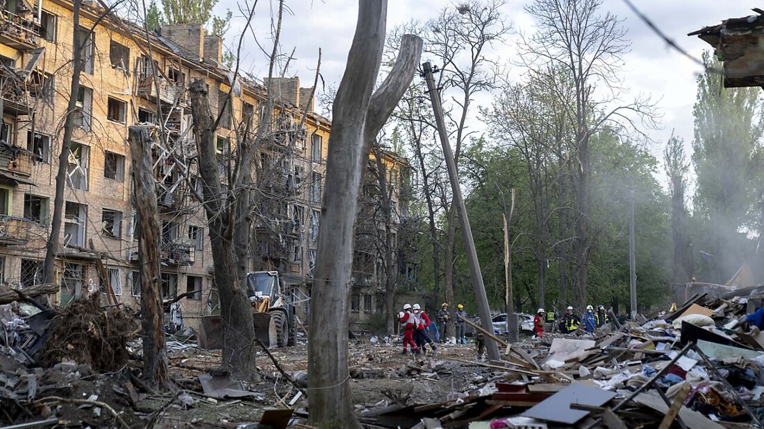 Rettungskräfte arbeiten in den Trümmern nach einem russischen Raketenangriff auf die ukrainische Hauptstadt Kiew. Russland hat ukrainischen Angaben zufolge in der Nacht erneut mit Drohnen die ukrainische Hauptstadt Kiew angegriffen. Foto: Andreas Stroh/ZUMA Press Wire/dpa 20250424170305251.jpg