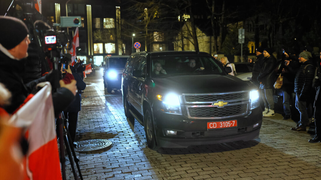 Eine Wagenkolonne erreicht die US-Botschaft. In Belarus hat Machthaber Lukaschenko nach offiziellen Angaben 123 politische Gefangene freigelassen. Die Freilassung sei im «Rahmen der mit US-Präsident Trump getroffenen Vereinbarungen und auf dessen Bitte hin» erfolgt, teilte Lukaschenkos Pressedienst in Minsk mit. Foto: Mindaugas Kulbis/AP/dpa 20251214000641832.jpg