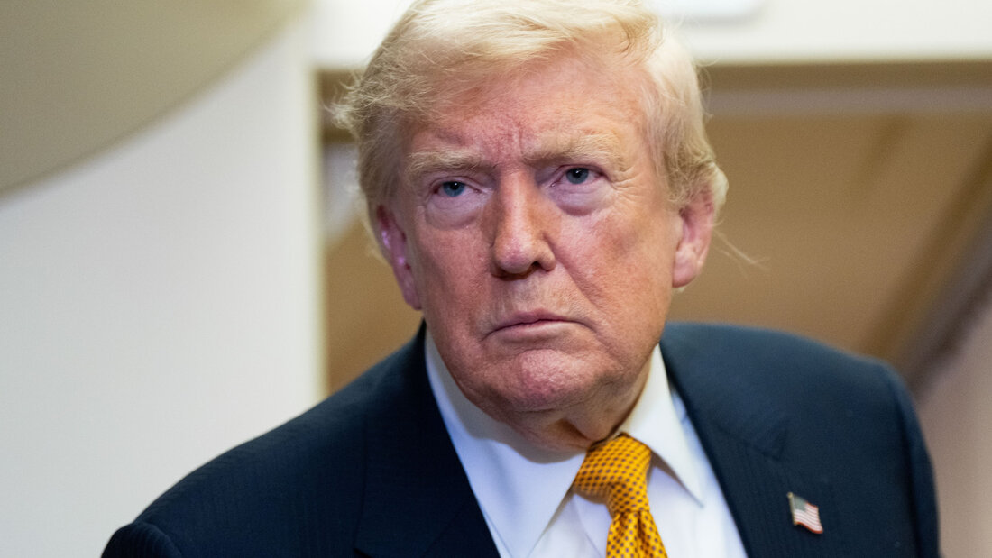 Präsident Donald Trump spricht nach der Landung auf dem Stützpunkt der US-Luftwaffe bei der RAF Mildenhall an Bord der Air Force One mit Reportern. Foto: Alex Brandon/AP photo/dpa 20260710172312958.jpg