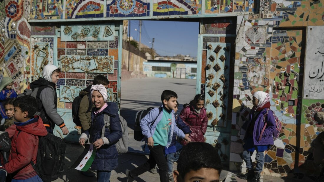 ARCHIV - Syrische Kinder verlassen ihre Schule nach dem Unterricht im Zentrum von Damaskus. Foto: Leo Correa/AP/dpa/Archivbild 20260828112026257.jpg