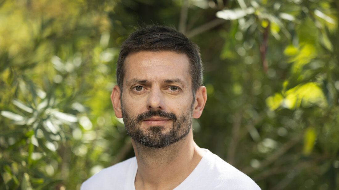 Der Berner Autor Giuliano Musio gibt in seinem Roman "Aus anderem Holz" der bekannten Pinocchio-Geschichte einen neuen Dreh. Damit ist der 49-Jährige als einziger Schweizer in die Vorwahl für den Deutschen Buchpreis aufgenommen worden. 20260907063033445.jpg