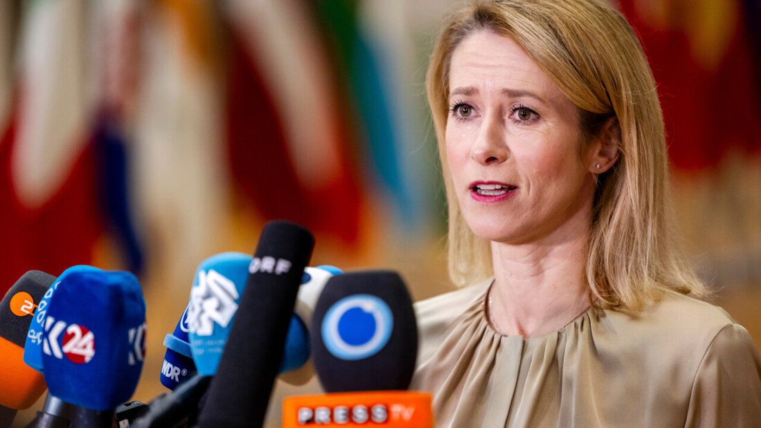 Kaja Kallas, EU-Außenbeauftragte, spricht zu den Medien, als sie im Gebäude des Europäischen Rates in Brüssel zu einer Sitzung eintrifft. Foto: Geert Vanden Wijngaert/AP/dpa 20251120183751183.jpg