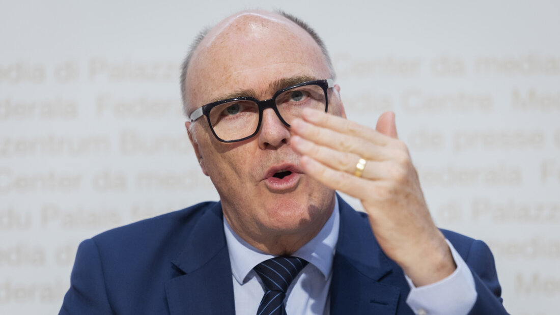 Martin Pfister (hier bei der Präsentation der Armeebotschaft im März) dürfte es schwer haben, durch eine Erhöhung der Mehrwertsteuer mehr Geld für die Rüstung zu erhalten. (Archivbild) 20260531093043888.jpg