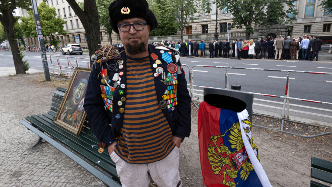 Der russische Aktionskünstler und Karikaturist mit dem Pseudonym Semjon Skrepezki. Foto: Vasily Krestyaninov/SOTA/AP/dpa/Archivbild 20260618115506670.jpg