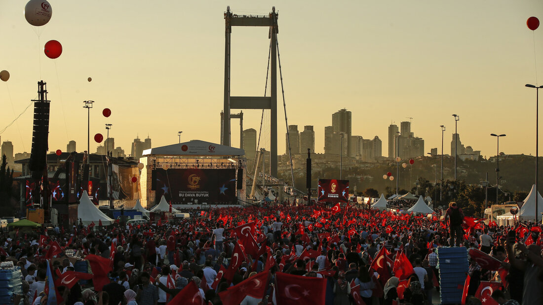 ARCHIV - 15.07.2018, Türkei, Ankara: Menschen schwenken türkische Flaggen bei einer Gedenkveranstaltung zum zweiten Jahrestag des Putschversuchs auf der Brücke der Märtyrer des 15. Juli, ehemals Erste Brücke, auf der in der Putschnacht zahlreiche Zivilisten starben. Foto: Emrah Gurel/AP/dpa 20260715161921341.jpg