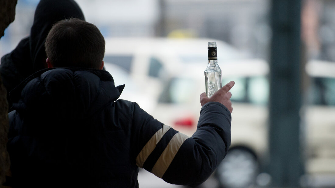ARCHIV - Ein stark alkoholisierter Mann gestikuliert am Hauptbahnhof in Hamburg mit einer Wodkaflasche in der Hand. Foto: Daniel Reinhardt/dpa 20260721101709603.jpg