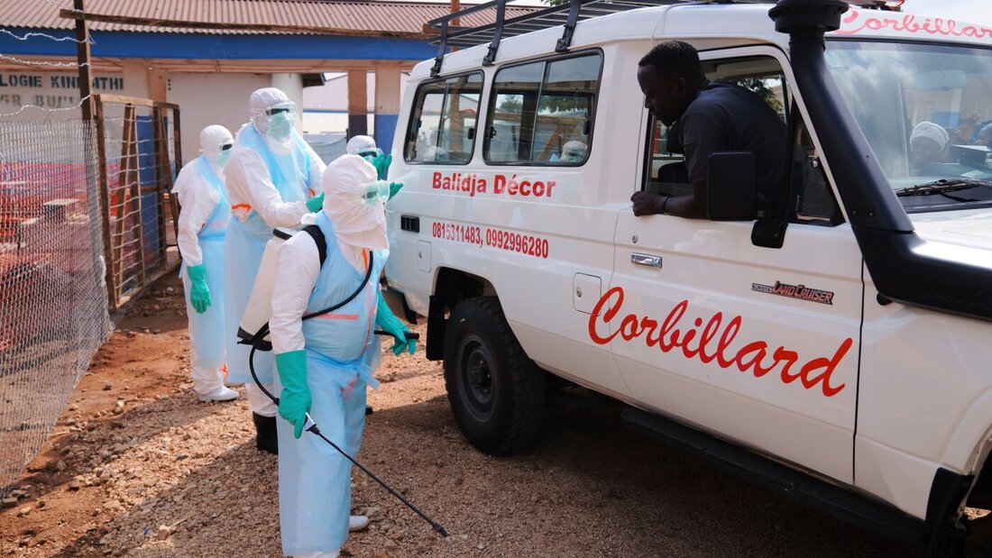 ARCHIV - Medizinisches Personal desinfiziert einen Krankenwagen im Ebola-Behandlungszentrum in Bunia. Foto: Dirole Lotsima Dieudonne/AP/dpa 20260727032340764.jpg