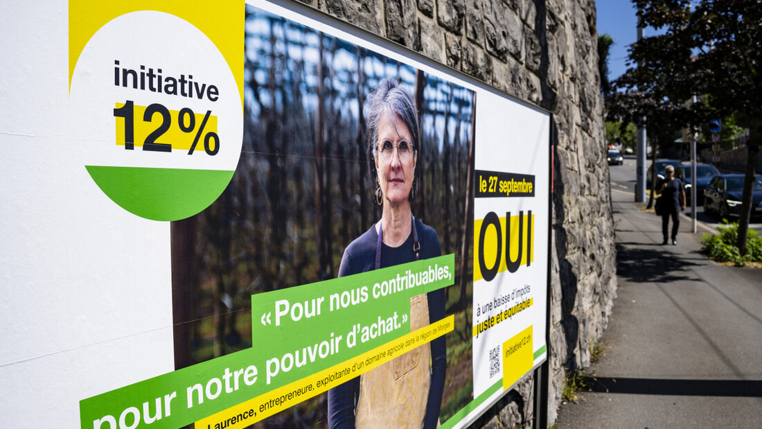 Ein Abstimmungsplakat in der Kantonshauptstadt Lausanne wirbt für ein Ja zur Steuervorlage. 20260927132438979.jpg