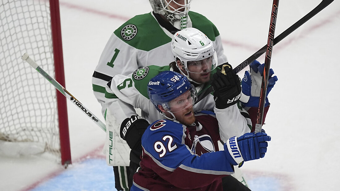 Lian Bichsel (in weiss) schlug sich in Spiel 5 für die Dallas Stars tadellos und drängte in dieser Szene den Schweden Gabriel Landeskog vom Tor weg 20250429064938952.jpg