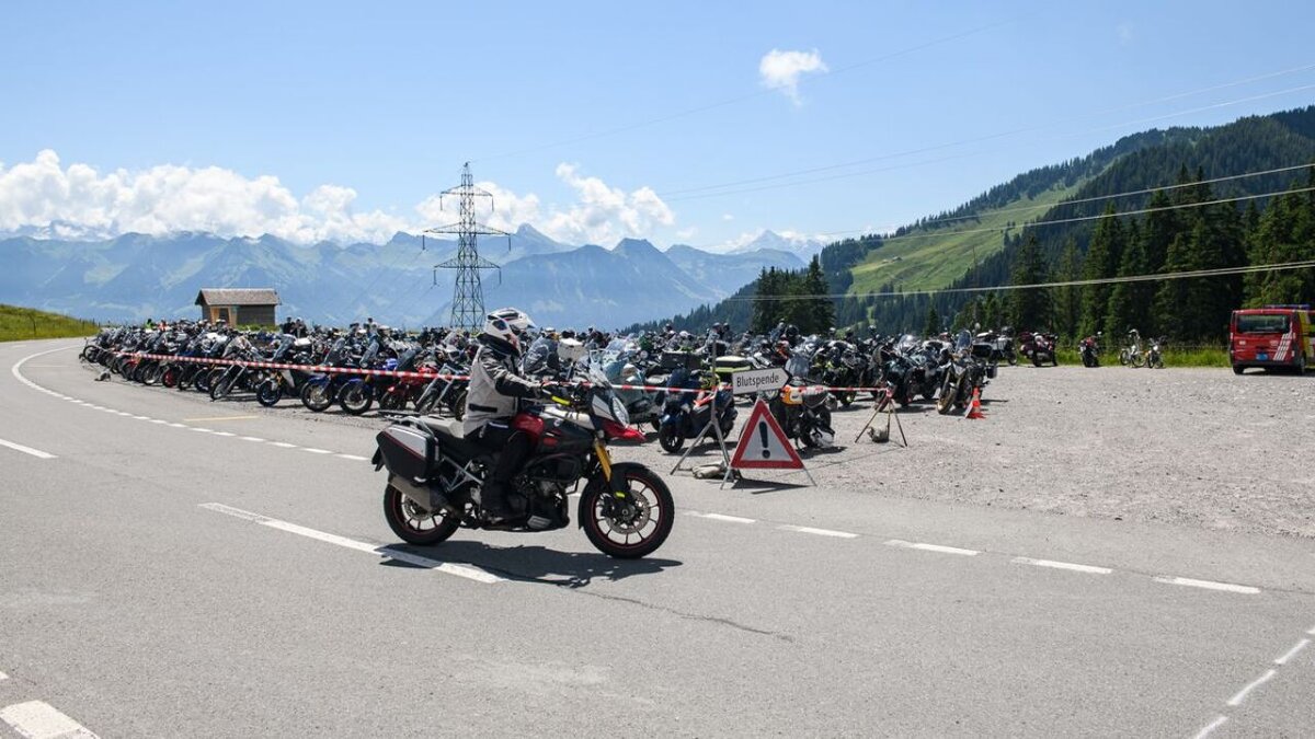 モーターサイクリストは209リットルの血液を寄付します