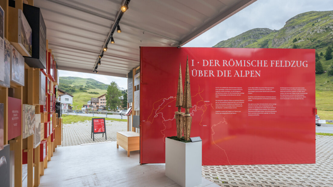 Das Innere des Containers in Bivio, in dem der Vormarsch der römischen Legionen in den Alpen auf Deutsch, Rätoromanisch, Italienisch und Englisch erzählt wird. 20250719080014251.jpg