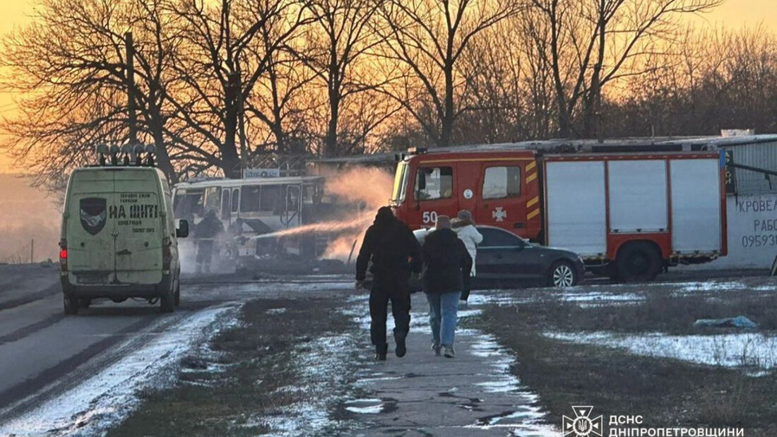HANDOUT - Feuerwehrleute löschen das Feuer, nachdem eine russische Kampfdrohne einen mit Grubenarbeitern besetzten Bus getroffen hatte. Mindestens 15 Menschen wurden getötet. Foto: Uncredited/Ukrainian Emergency Service via AP/dpa - ACHTUNG: Nur zur redaktionellen Verwendung und nur mit vollständiger Nennung des vorstehenden Credits 20260201223732333.jpg