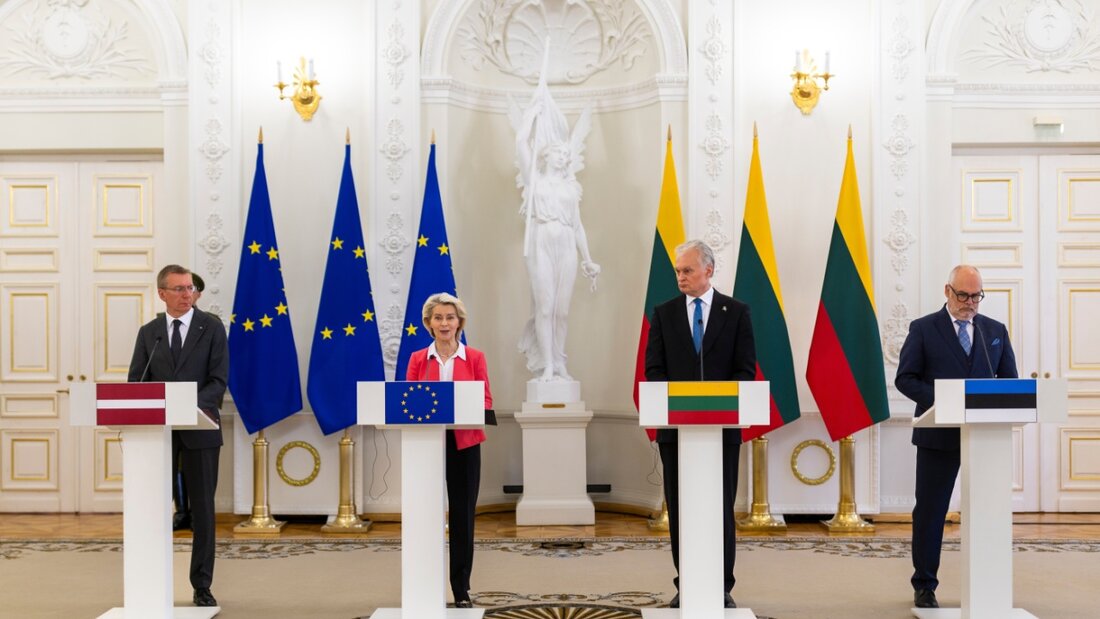 Ursula von der Leyen, Präsidentin der Europäischen Kommission, spricht bei einer Pressekonferenz mit dem litauischen Präsidenten Gitanas Nauseda (2.v.r), dem lettischen Präsidenten Edgars Rinkevics (l) und dem estnischen Präsidenten Alar Karis (r). Foto: Mindaugas Kulbis/AP/dpa 20260526190938618.jpg