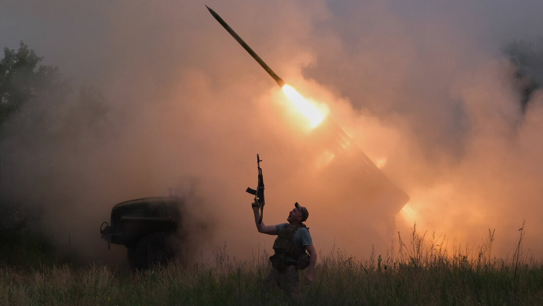HANDOUT - Auf diesem Foto, das vom Pressedienst der 93. Kholodnyi Yar Separate Mechanized Brigade der Ukraine zur Verfügung gestellt wurde, reagiert ein Soldat, als ein MRLS BM-21 «Grad» auf die russischen Stellungen in der Nähe von Kostiantynivka feuert. Foto: Iryna Rybakova/Ukrainian 93rd Mechanized brigade/AP/dpa - ACHTUNG: Nur zur redaktionellen Verwendung im Zusammenhang mit der aktuellen Berichterstattung und nur mit vollständiger Nennung des vorstehenden Credits 20260607050930715.jpg