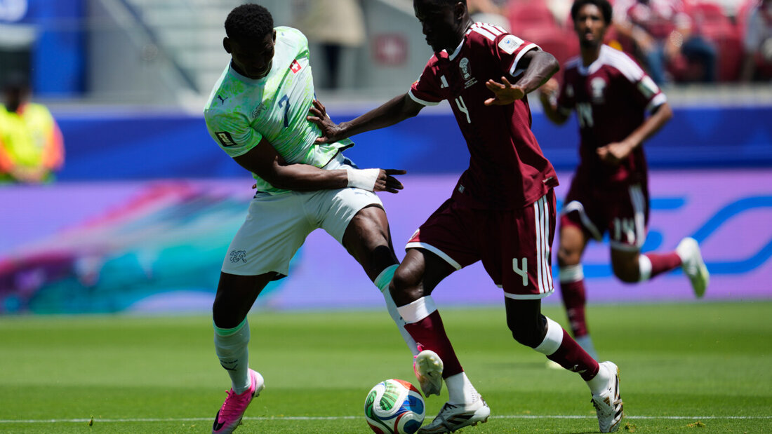 Breel Embolo (links) im ersten WM-Spiel gegen Katar im Zweikampf Issa Laye 20260705081253924.jpg
