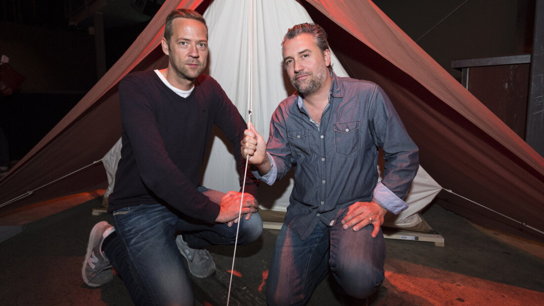 Roman Riklin (rechts) erhält den Kulturpreis 2025 der St. Gallischen Kulturstiftung. Gemeinsam mit seinem Kreativpartner Dominik Flaschka (links) realisierte er unter anderem das Musical "Ewigi Liebi". 20250703115911090.jpg