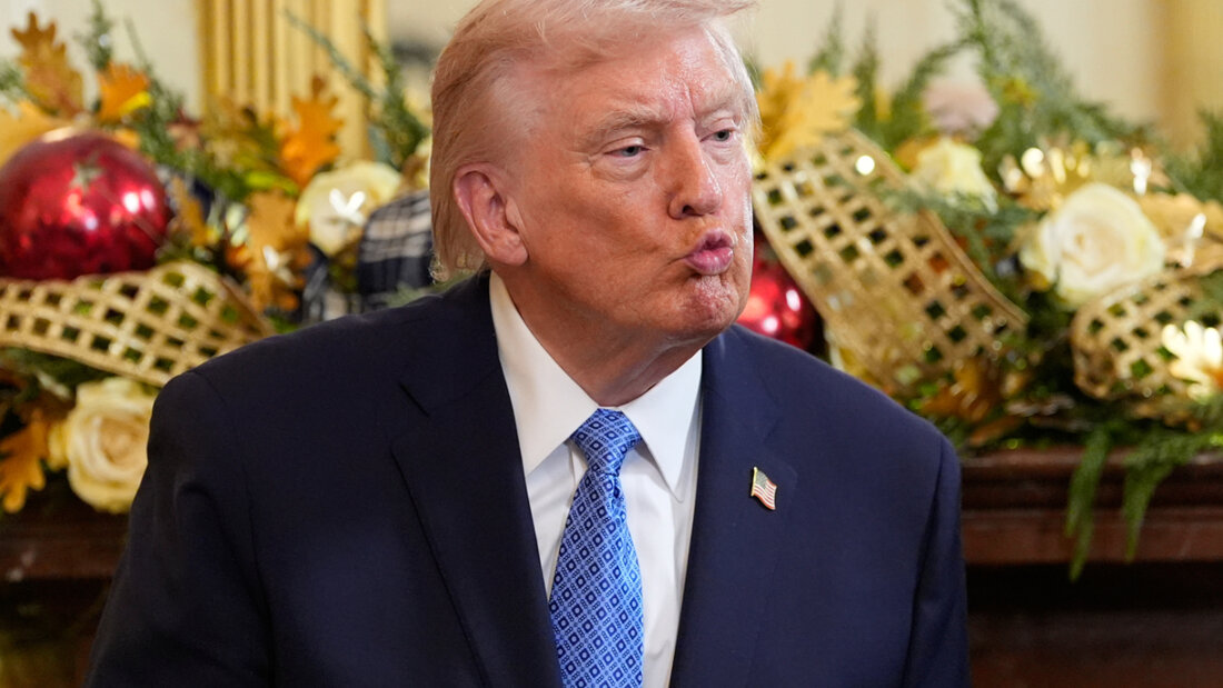 dpatopbilder - US-Präsident Donald Trump haucht einen Kuss während eines Chanukka-Empfangs im East Room des Weißen Hauses in Washington. Foto: Alex Brandon/AP/dpa 20251217044810804.jpg