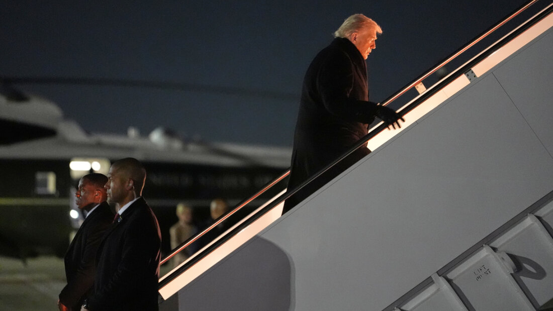 US-Präsident Donald Trump besteigt die Air Force One, um an der Weltwirtschaftskonferenz in Davos teilzunehmen. Foto: Evan Vucci/AP/dpa 20260121051853180.jpg