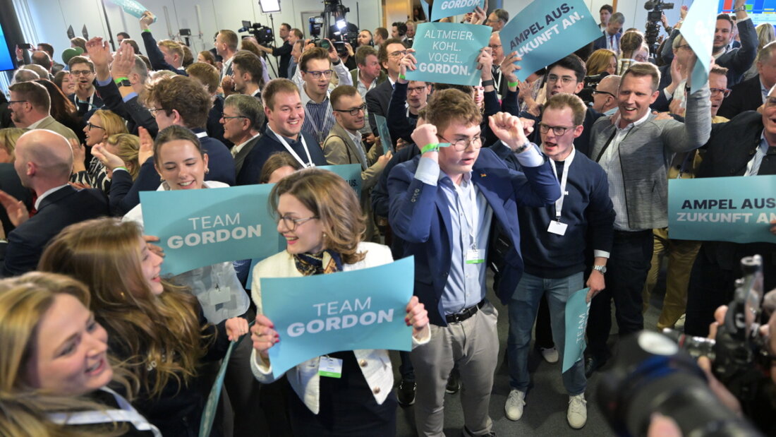 Anhänger der CDU reagieren nach der Prognose zum Ergebnis der Landtagswahl in Rheinland-Pfalz. Foto: Hannes Albert/dpa 20260322212114365.jpg