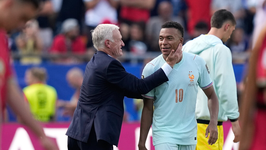 Kylian Mbappé wird nach dem Sieg gegen Marokko von Frankreichs Trainer Didier Deschamps geherzt 20260710072407494.jpg