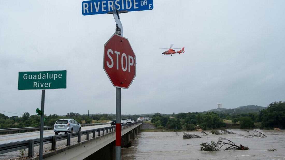 Ein Hubschrauber fliegt über den Guadalupe River, während sich das Hochwasser in Texas ausbreitet. Foto: Joel Angel Juarez/FR172380 AP/AP/dpa 20260716212222455.jpg