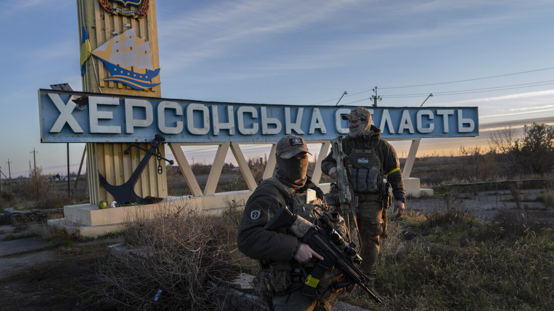 ARCHIV - Zwei ukrainische Soldaten stehen neben einem Schild mit der Aufschrift «Gebiet Cherson». Foto: Bernat Armangue/AP/dpa/Archivbild 20260804210826257.jpg