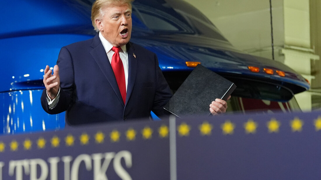 dpatopbilder - US-Präsident Donald Trump trifft ein, um bei Peterbilt Motors eine Rede zu halten. Foto: Alex Brandon/AP/dpa 20261008054227182.jpg