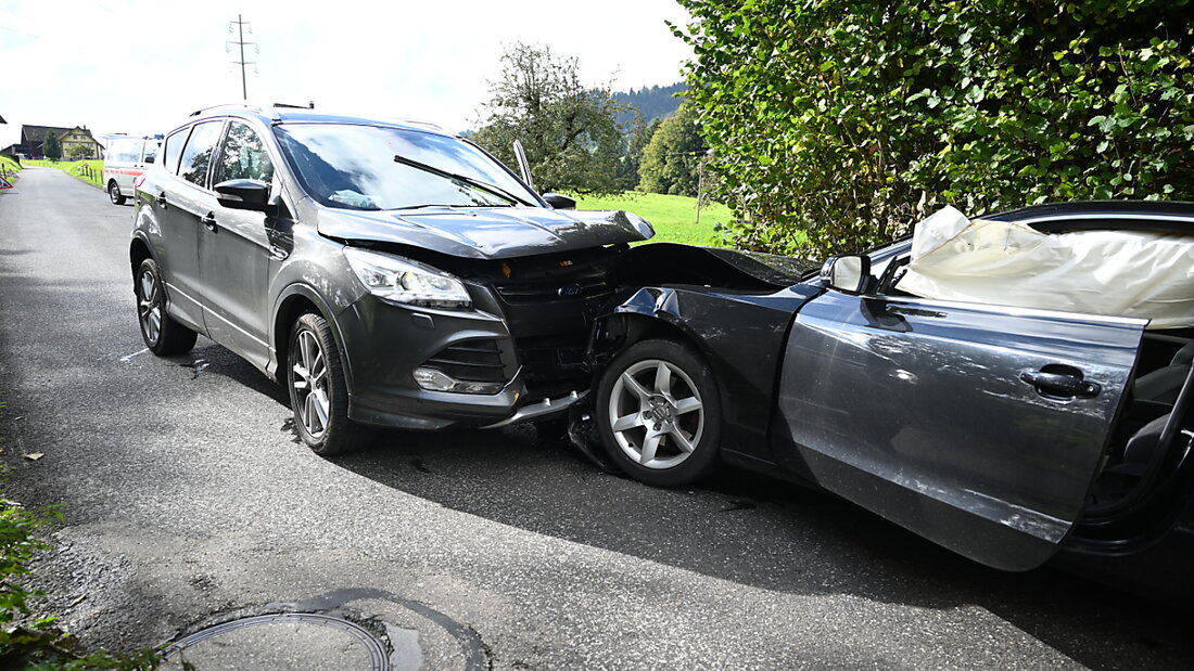 Die beiden Autos kollidierten beim Kreuzen auf der schmalen Strasse nach Wattwil SG. 20241006095038014.jpg