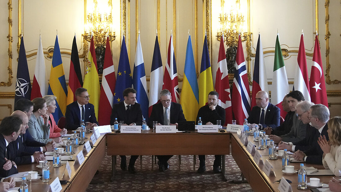 ARCHIV - Der britische Premierminister Sir Keir Starmer (M) spricht neben Frankreichs Präsident Emmanuel Macron (l) und dem ukrainischen Präsidenten Wolodymyr Selenskyj (r) zu den anwesenden Staats- und Regierungschefs Europas auf dem Ukraine-Sondergipfel im Lancaster House. Unterstützerländer der Ukraine treffen sich in Paris am Donnerstag (10.00 Uhr) zu einem Gipfel, bei dem es um Sicherheitsgarantien für den Fall einer Waffenruhe zwischen der Ukraine und Russland geht. Foto: Christophe Ena/Pool AP/dpa 20250327052302671.jpg